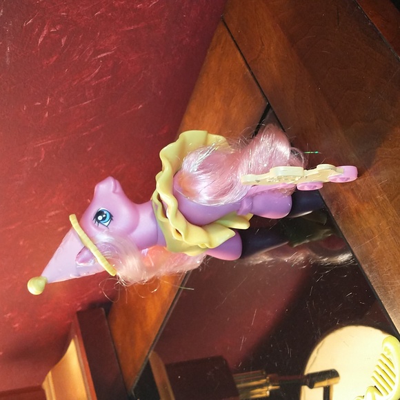 2007 Hasbro My Little Pony w/Hat, Outfit , Pull Along Pup & Comb - Picture 4 of 8